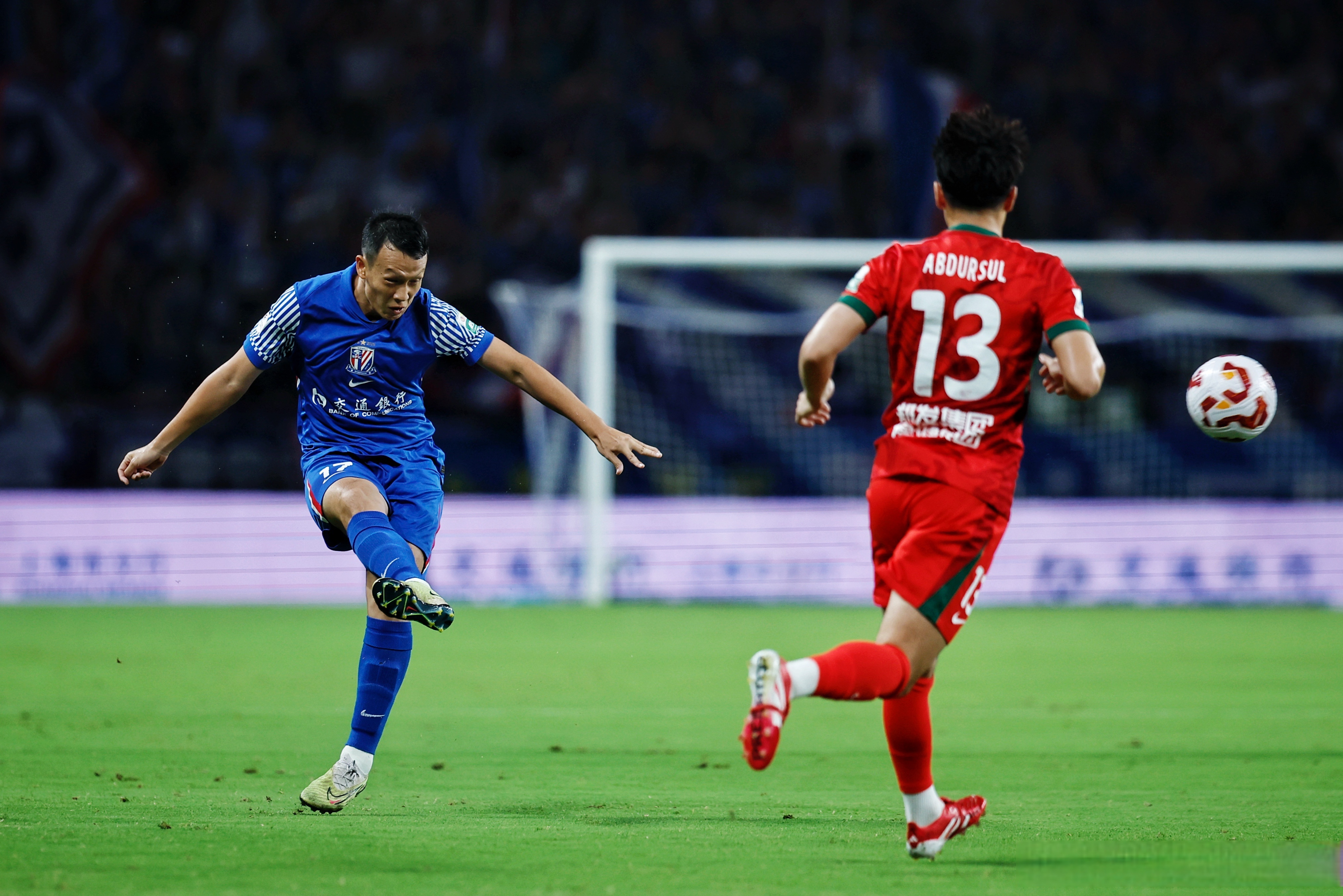 足球比赛风云变幻，胜负难料的大战即将展开